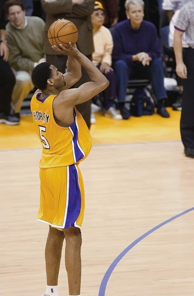 莱万多夫斯基意外战胜湖人,最后时刻胜出引爆全场! 莱万多夫斯基意外战胜湖人,最后时刻胜出引爆全场!